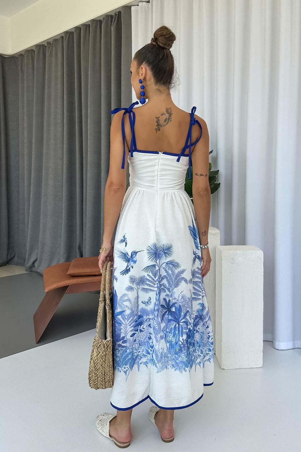 Abito con scollo quadrato e orlo decorato