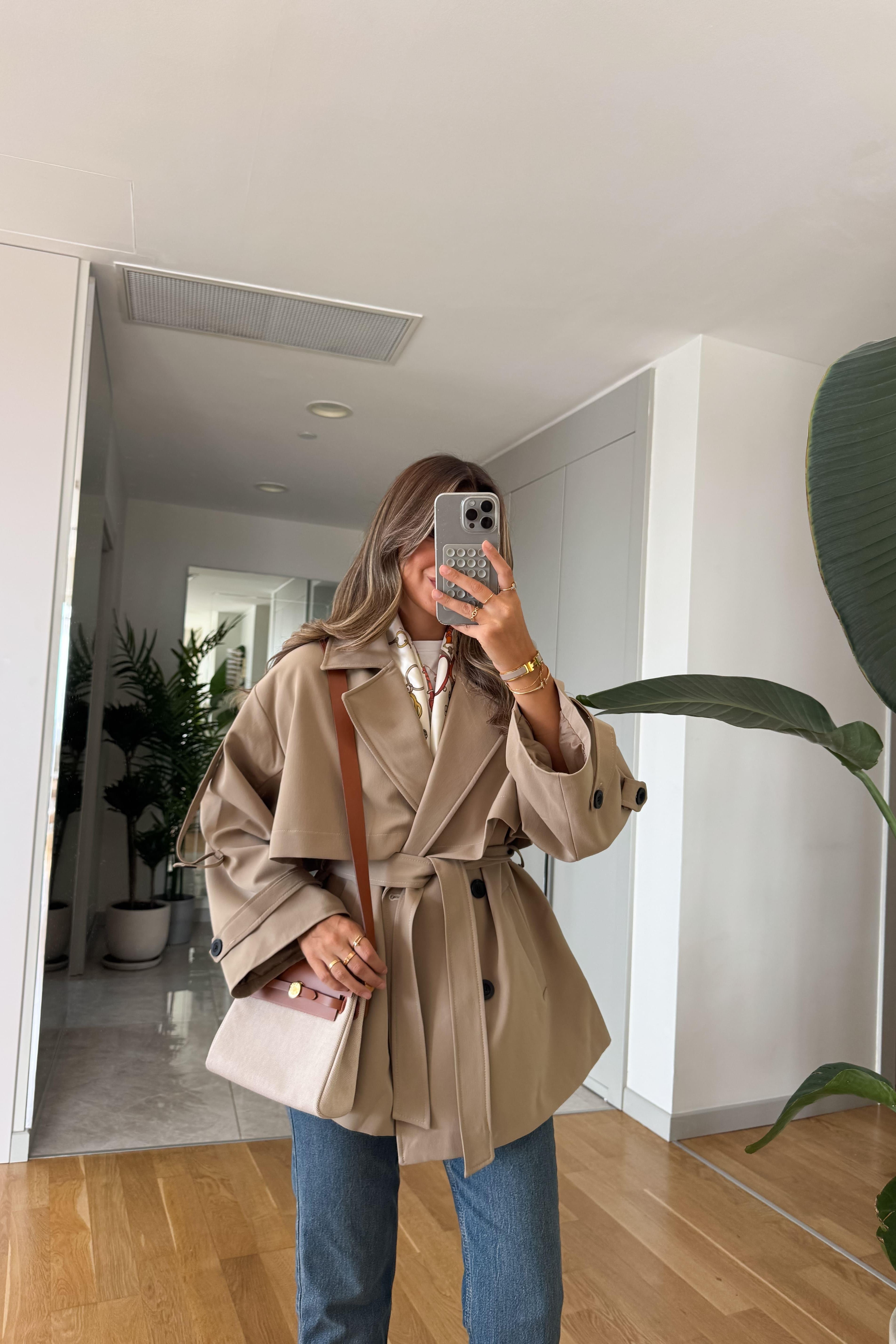 Trench corto con cintura in vita