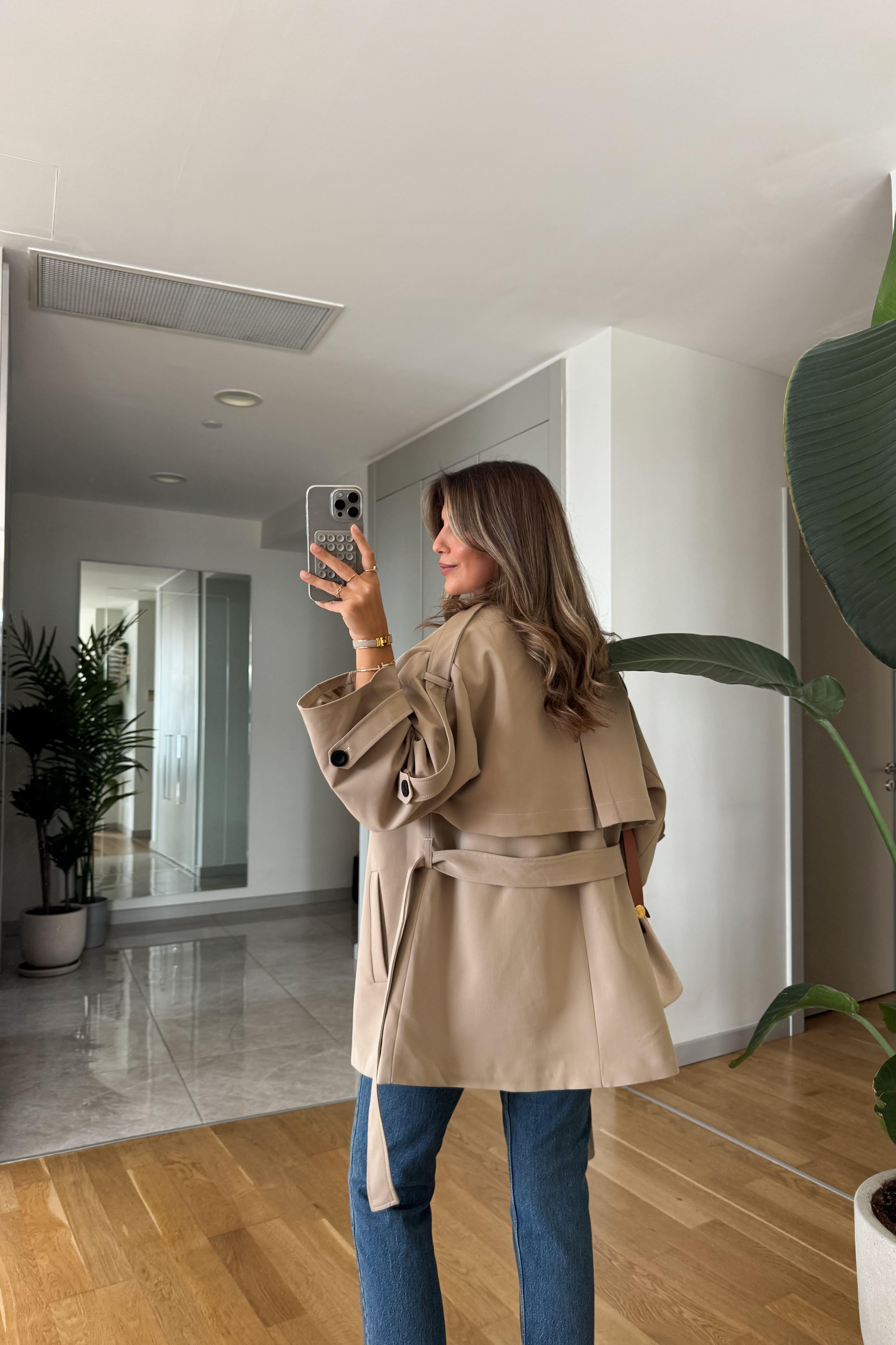 Trench corto con cintura in vita