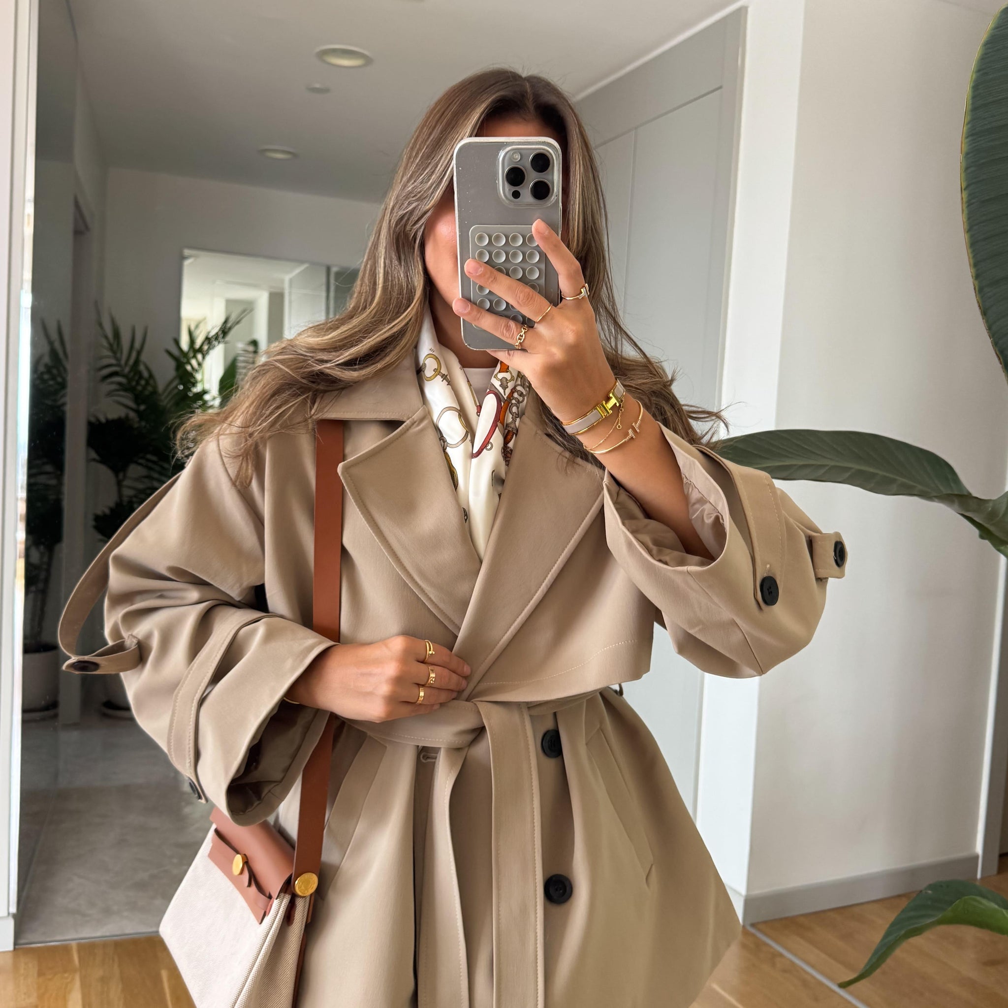 Trench corto con cintura in vita