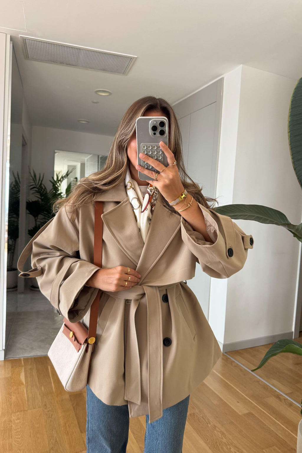 Trench corto con cintura in vita