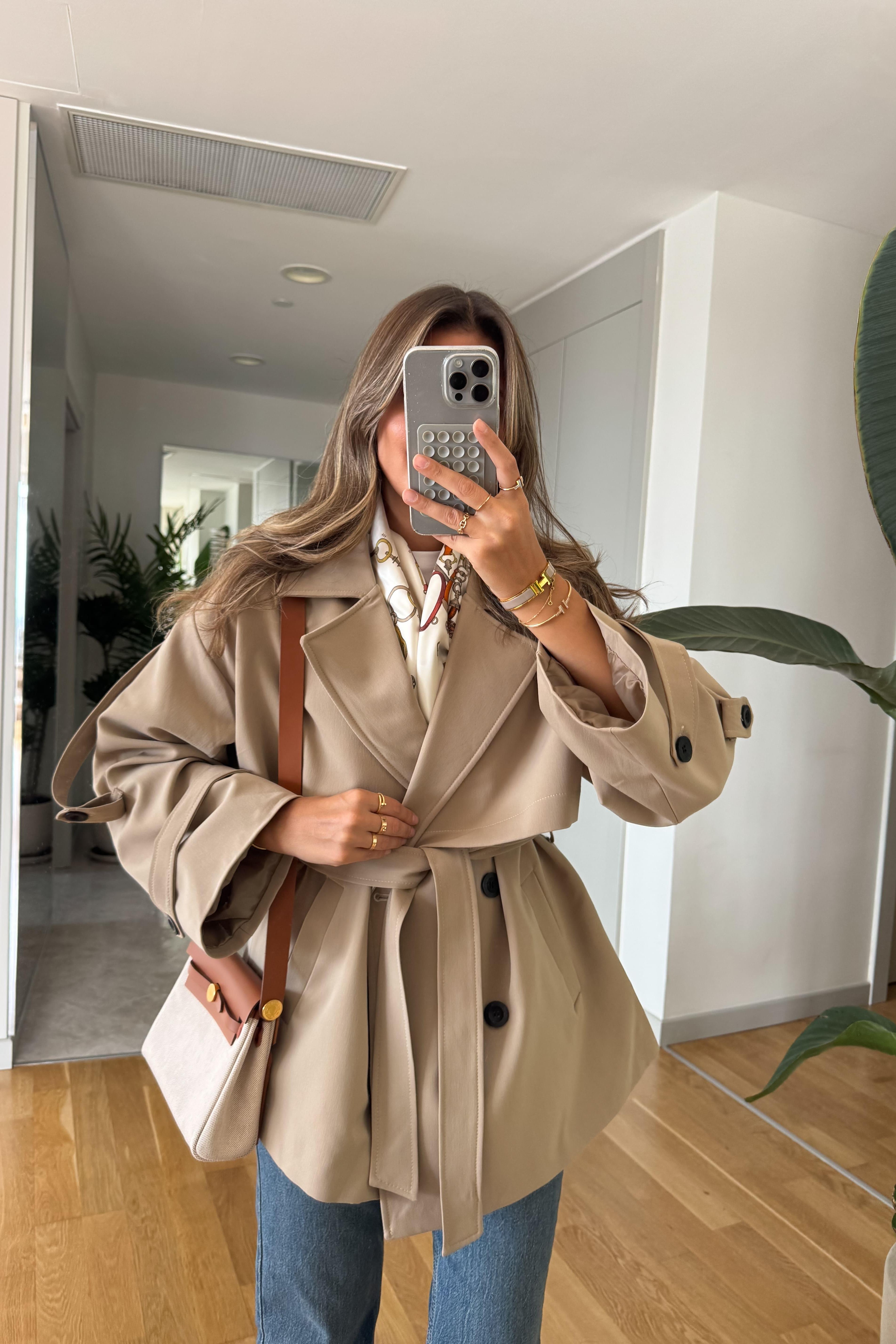 Trench corto con cintura in vita