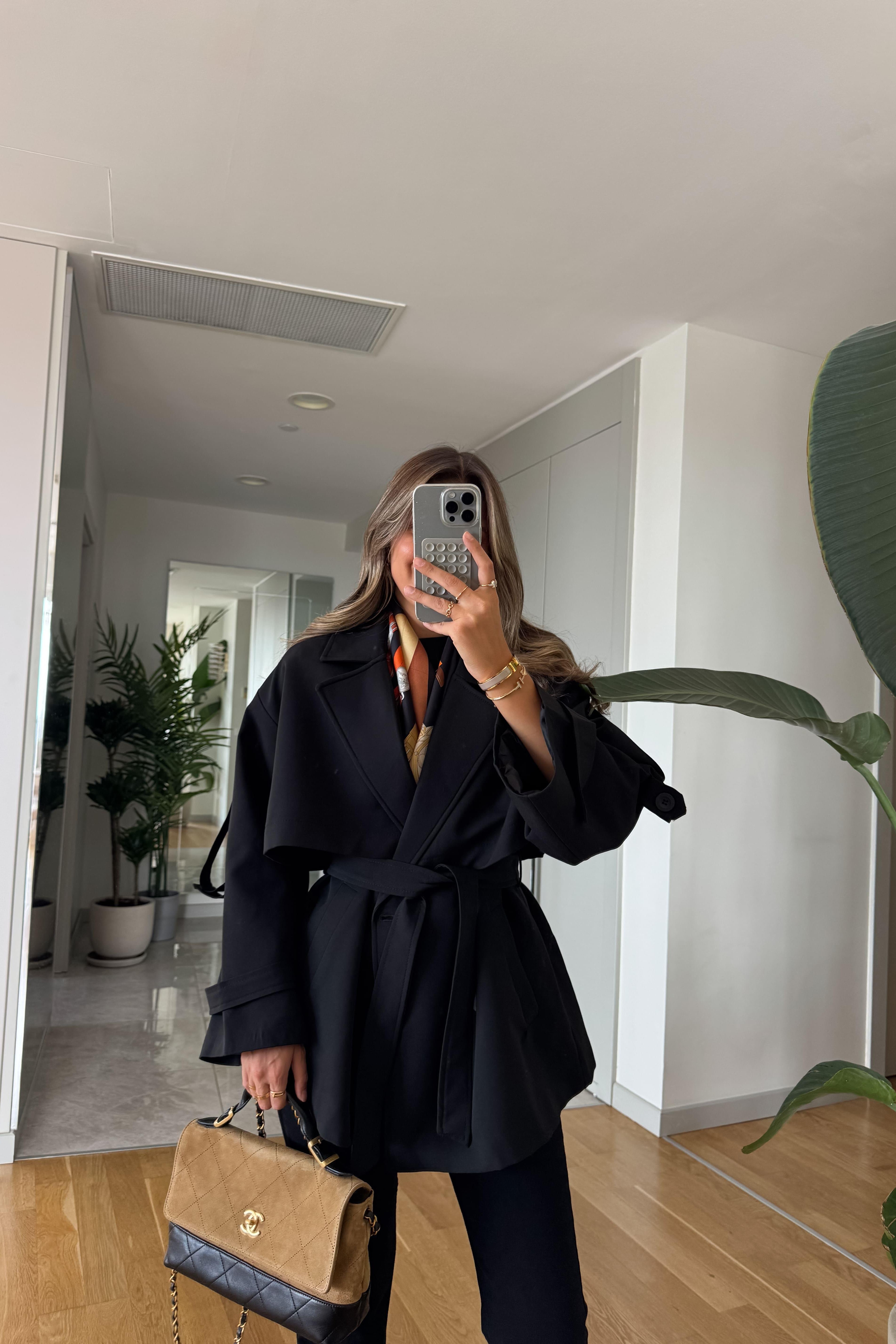 Trench corto con cintura in vita