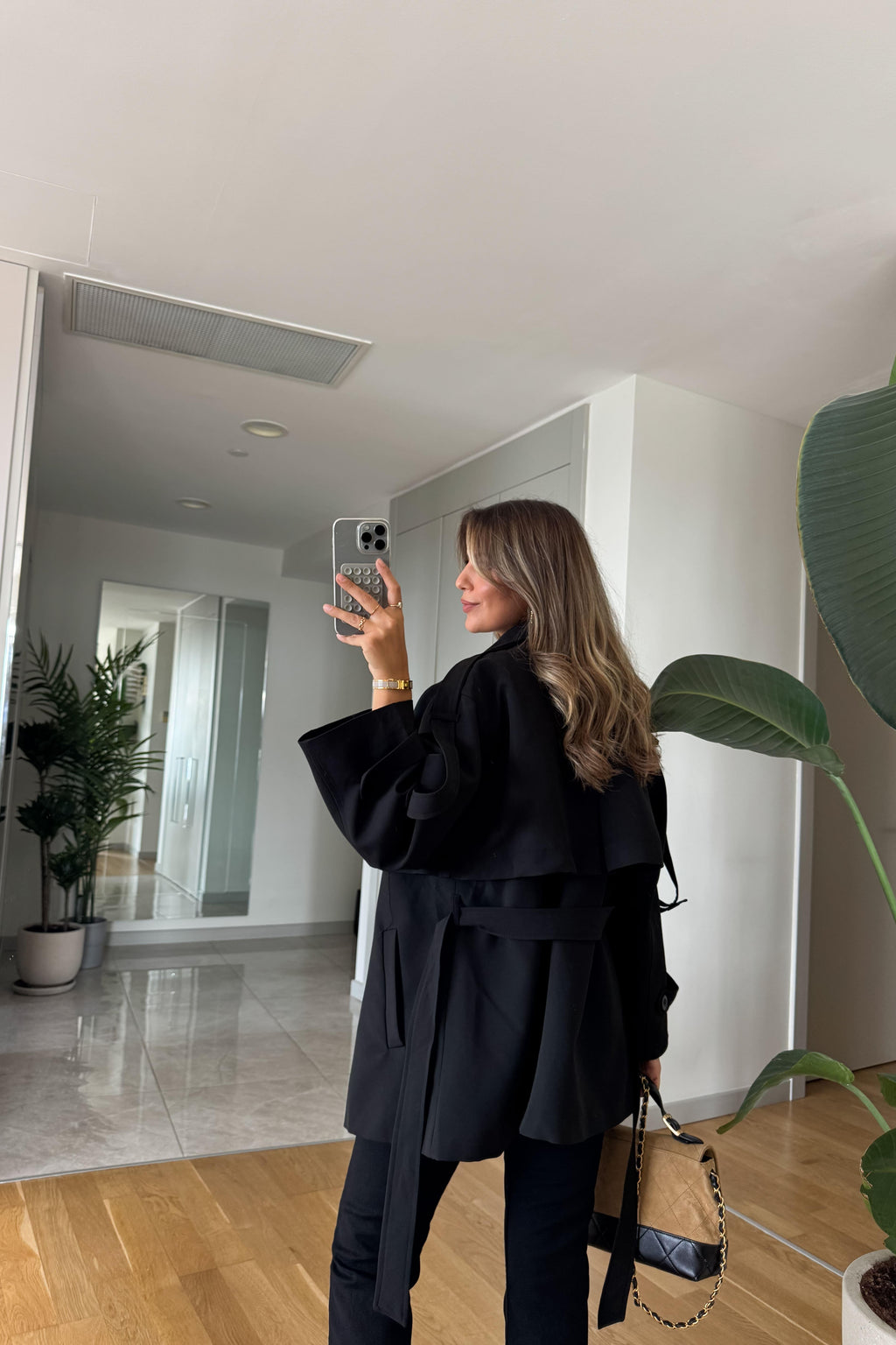 Trench corto con cintura in vita