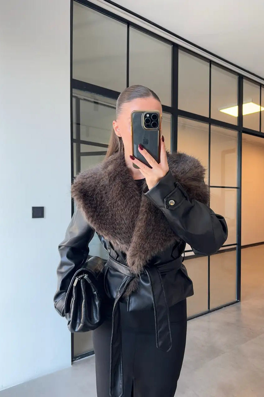 Giacca in pelle con colletto in pelliccia