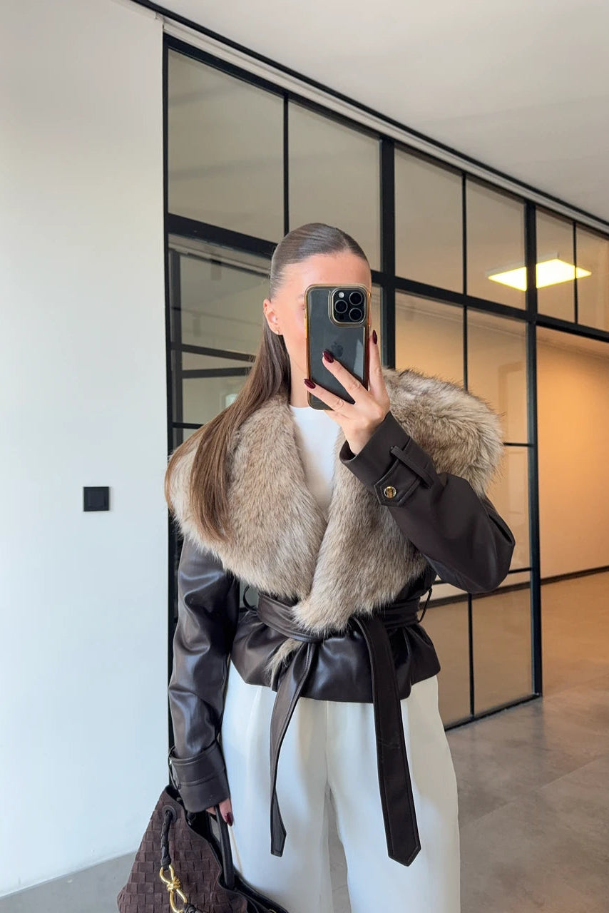 Giacca in pelle con colletto in pelliccia