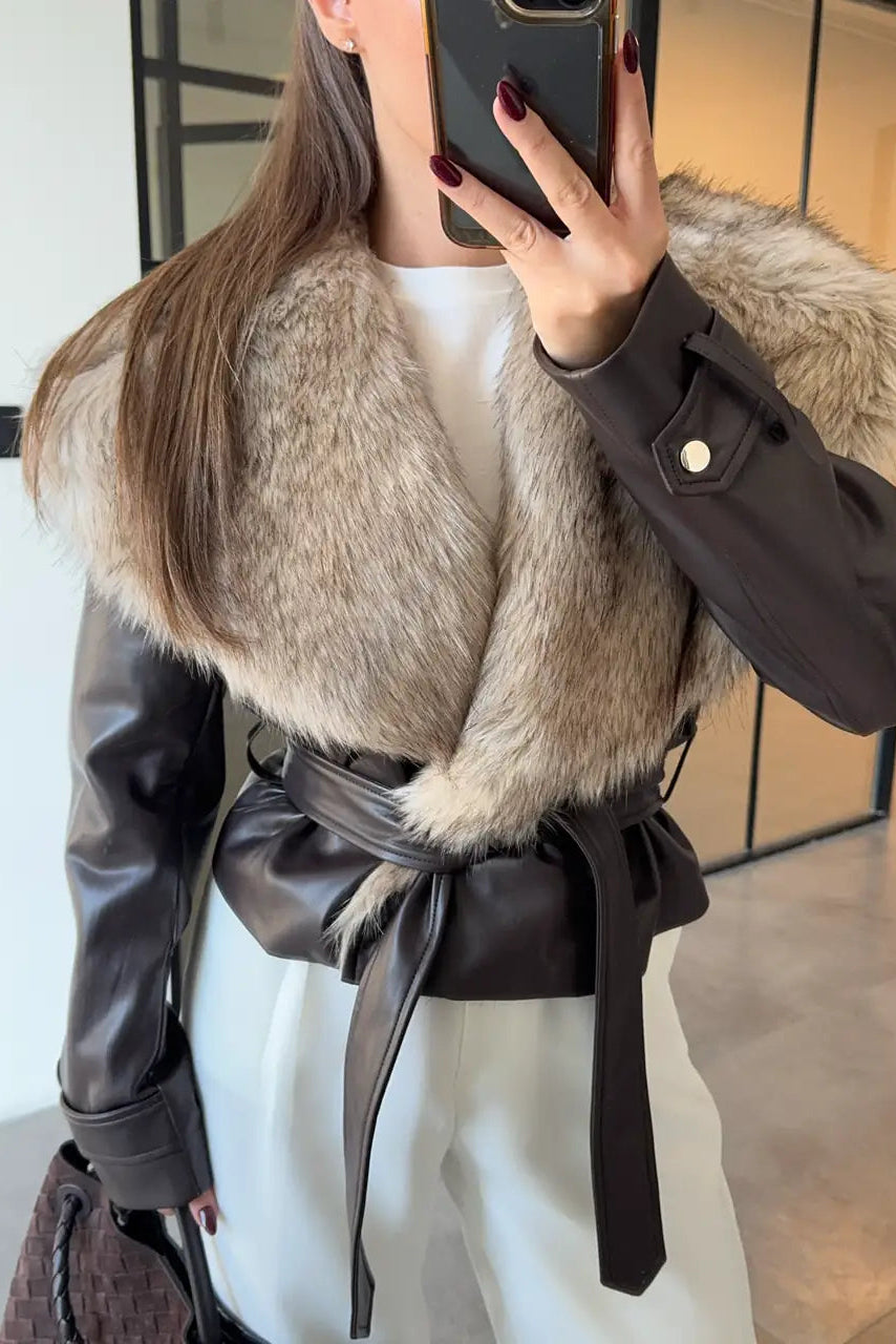 Giacca in pelle con colletto in pelliccia