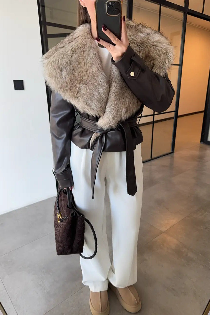 Giacca in pelle con colletto in pelliccia