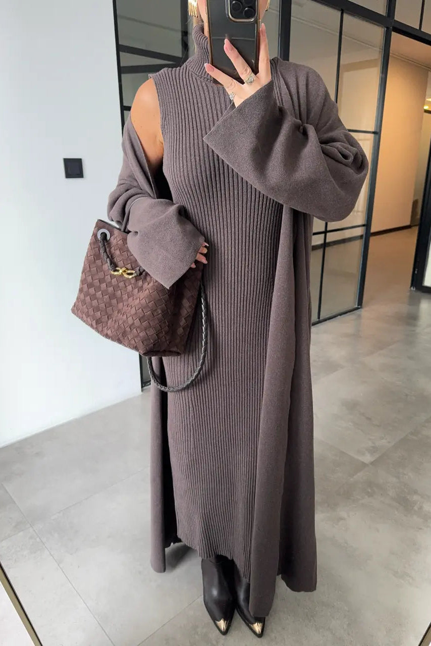 Conjunto de punto con vestido de cuello alto y cárdigan