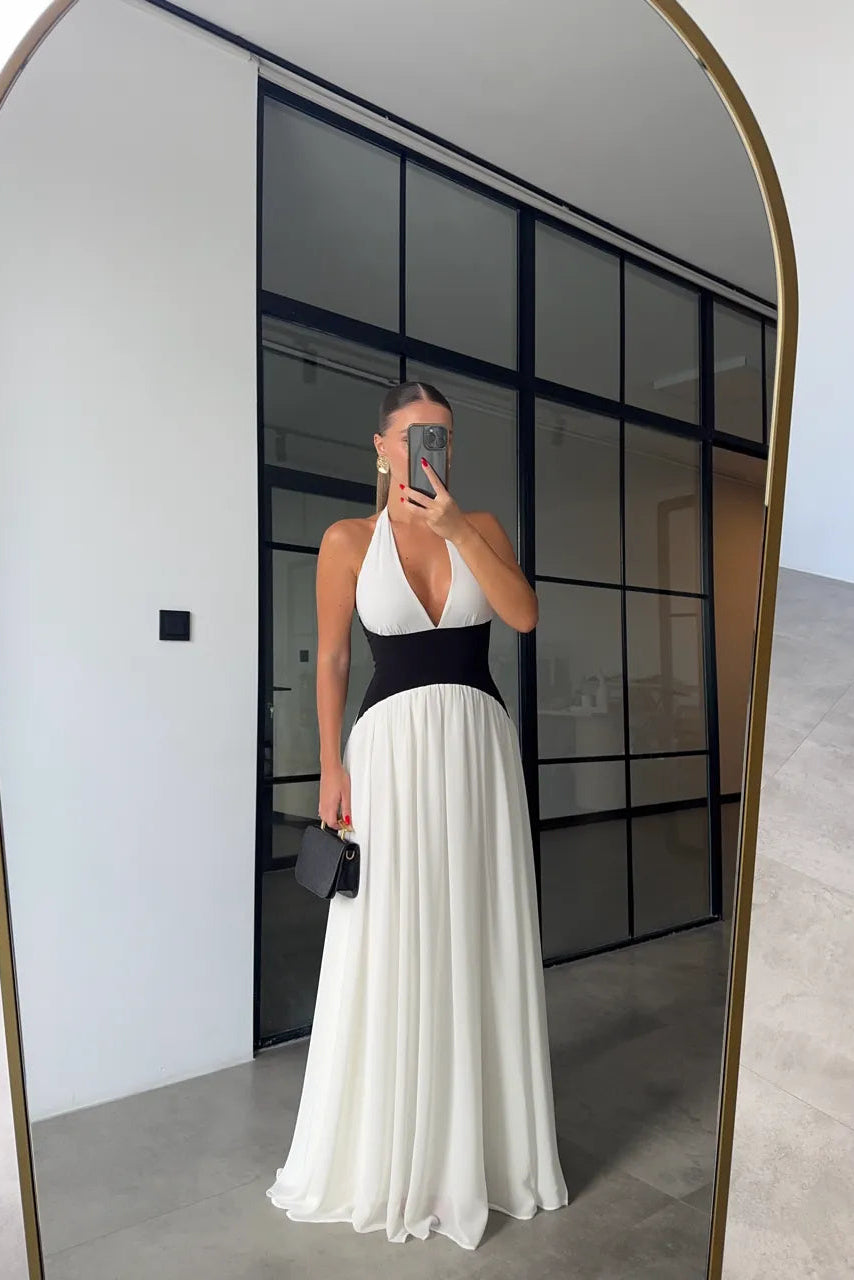 Abito lungo con gonna ampia allacciato al collo