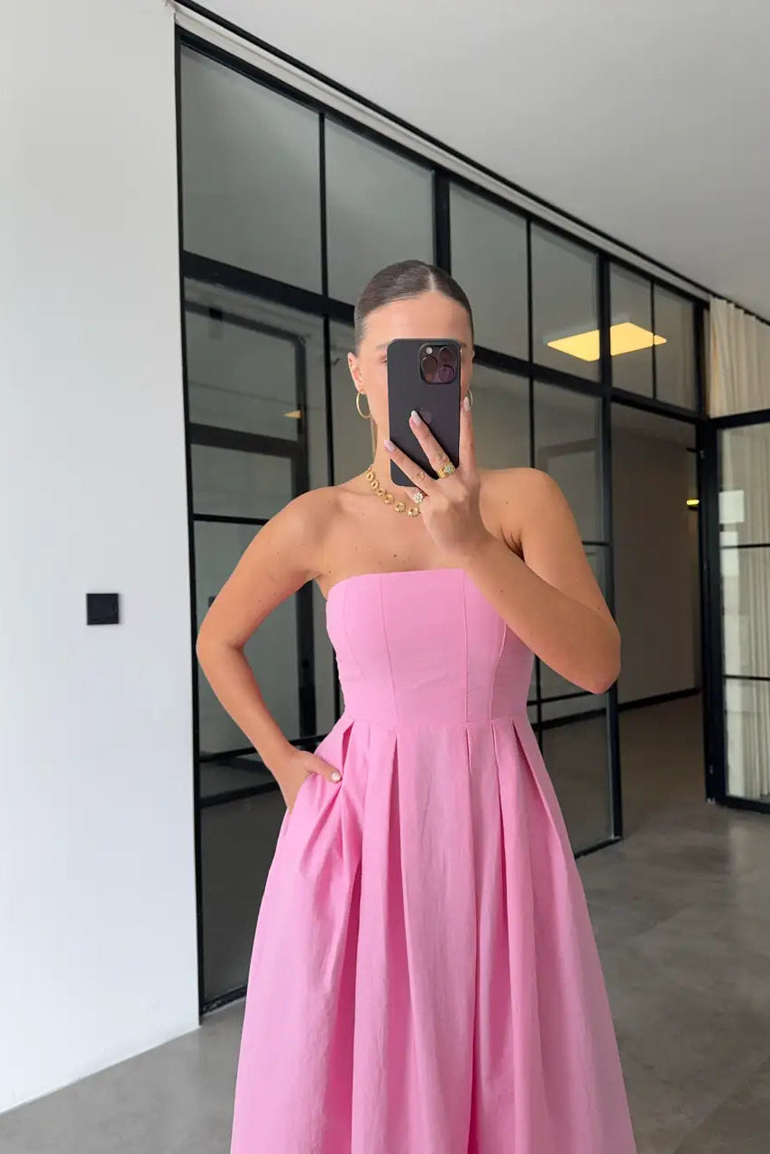 Vestido sin tirantes con bolsillos en tejido tipo paracaídas