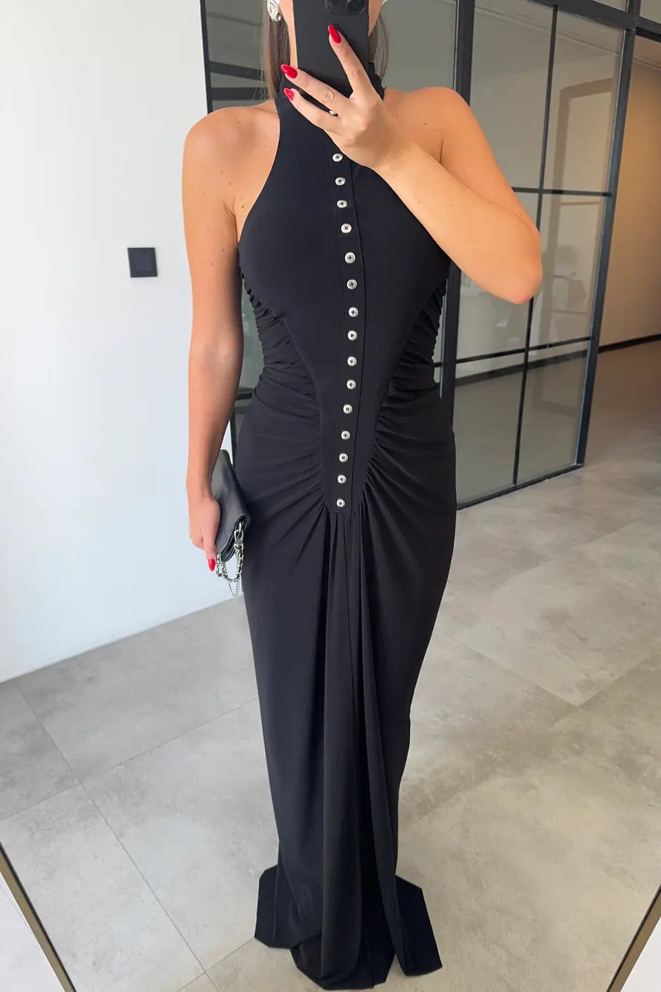 Vestito maxi con drappeggio e dettagli a bottoni