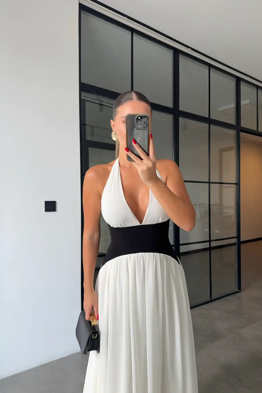 Abito lungo con gonna ampia allacciato al collo