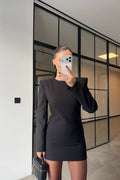 Vestido mini negro con hombreras acolchadas