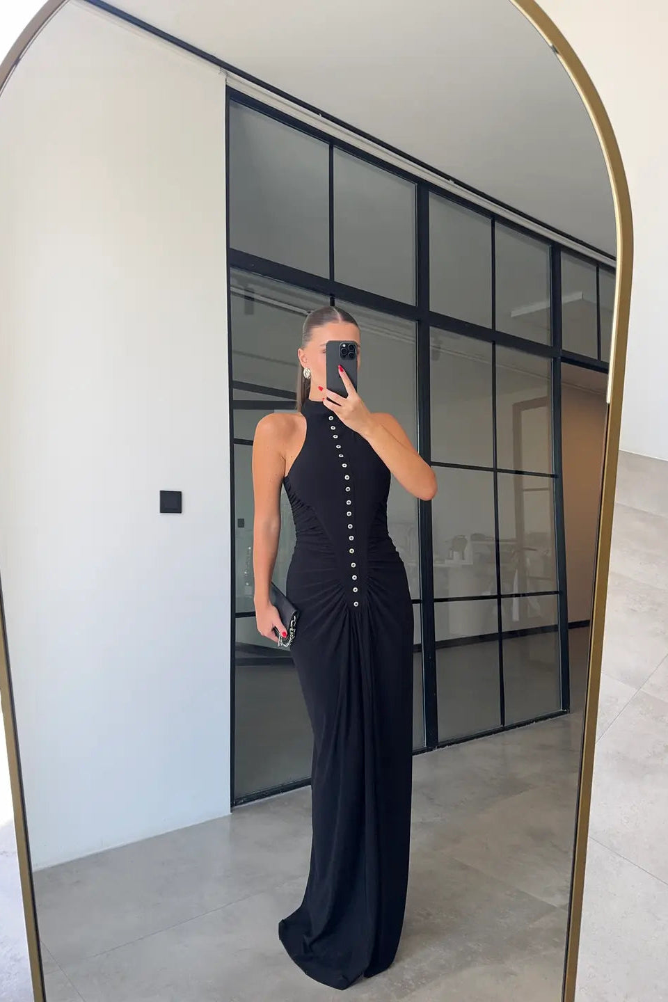 Vestito maxi con drappeggio e dettagli a bottoni