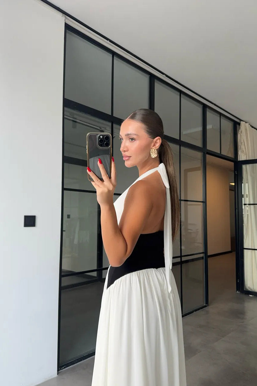 Abito lungo con gonna ampia allacciato al collo