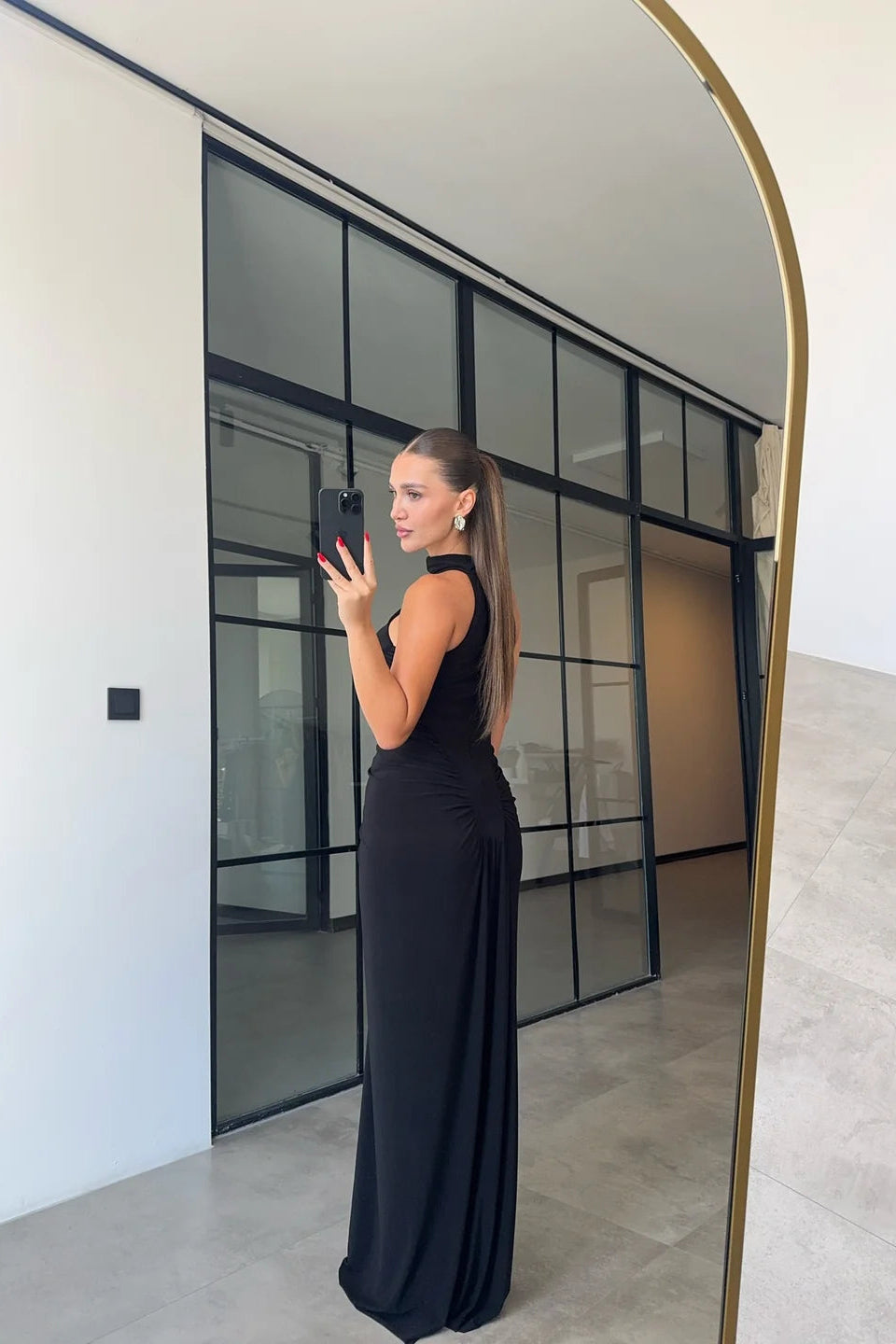 Vestito maxi con drappeggio e dettagli a bottoni