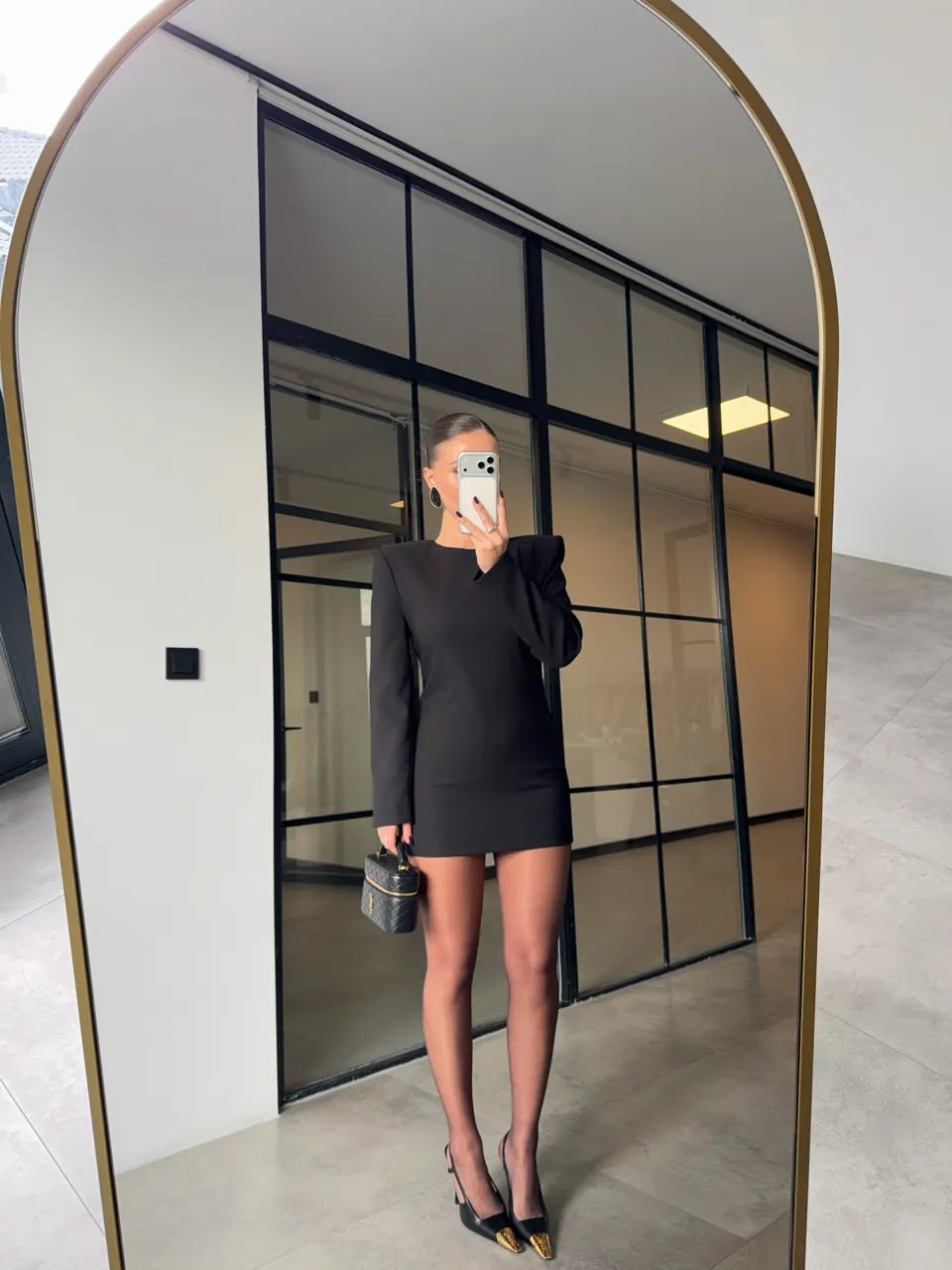 Vestido mini negro con hombreras acolchadas