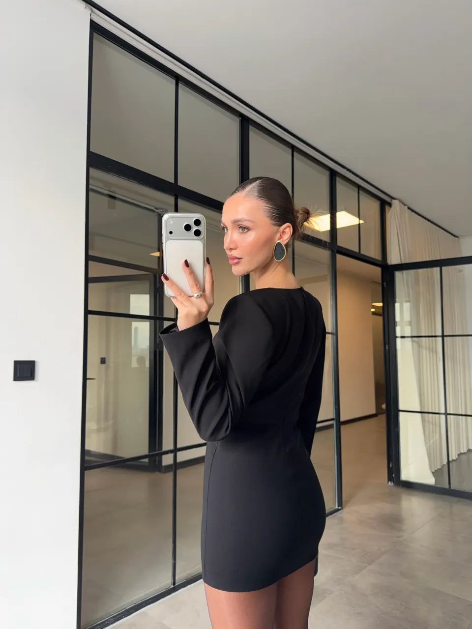 Vestido mini negro con hombreras acolchadas