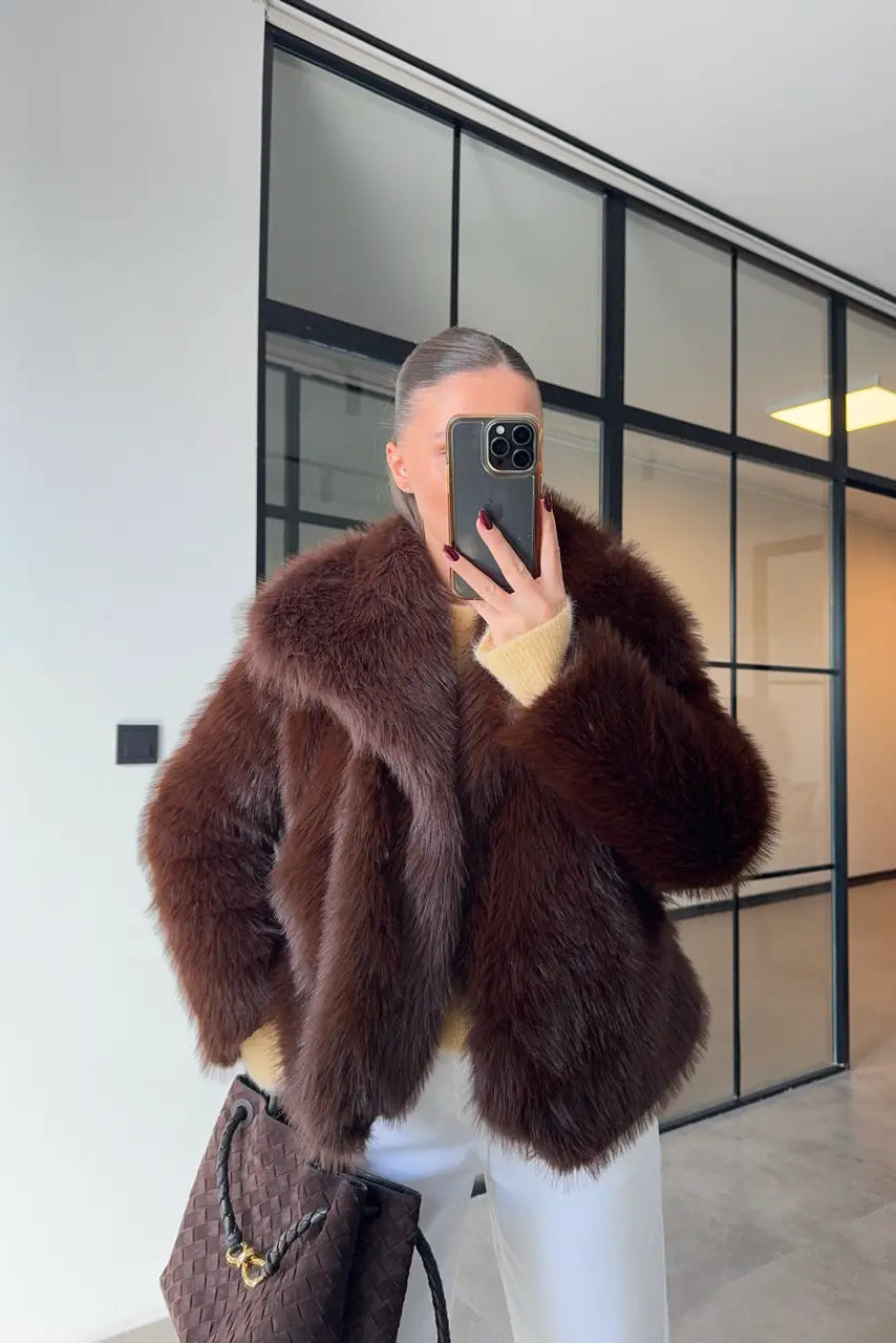 Pelliccia con colletto ampio