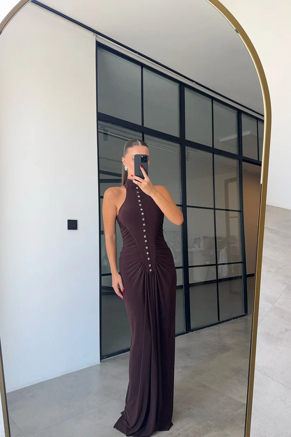 Vestito maxi con drappeggio e dettagli a bottoni