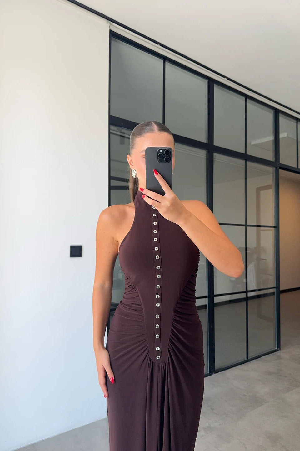 Vestido maxi con drapeado y detalles de botones