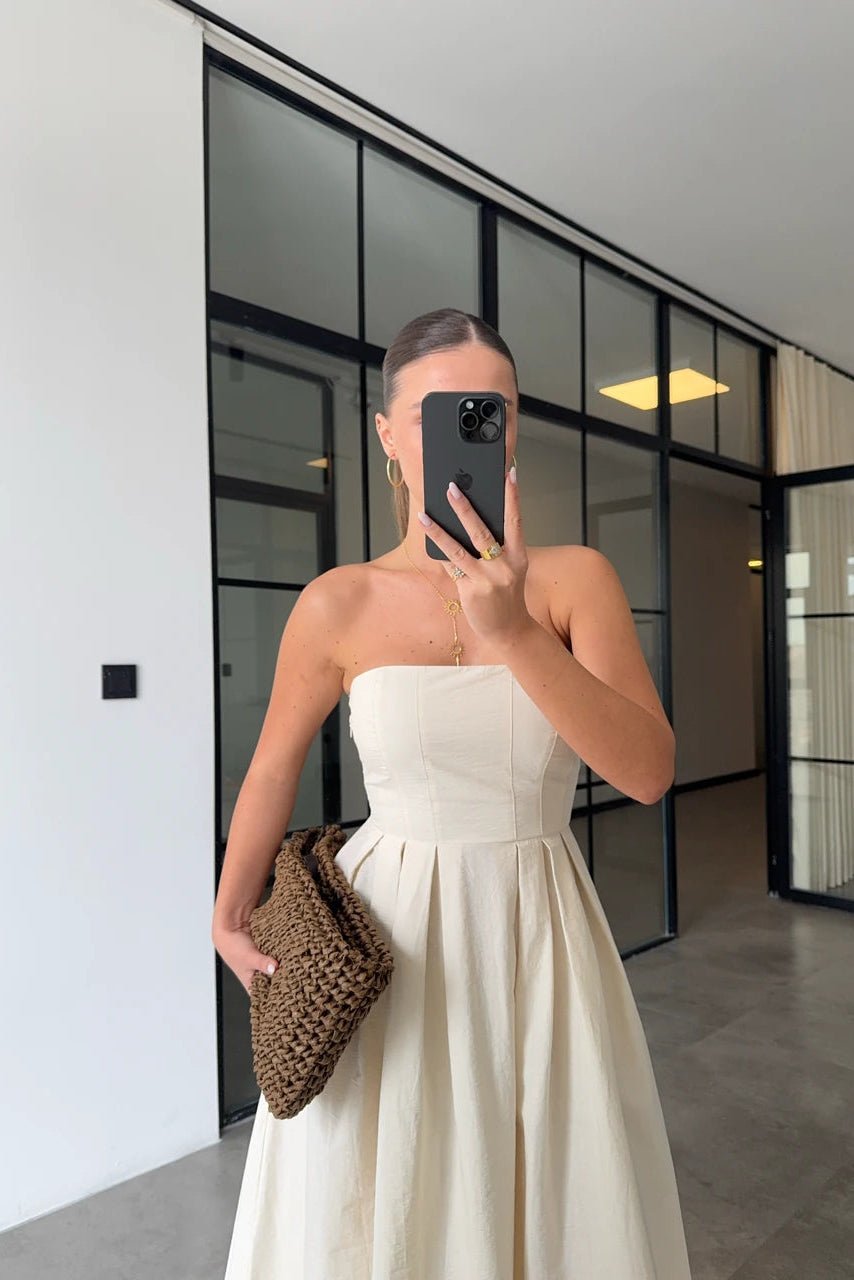 Vestido sin tirantes con bolsillos en tejido tipo paracaídas