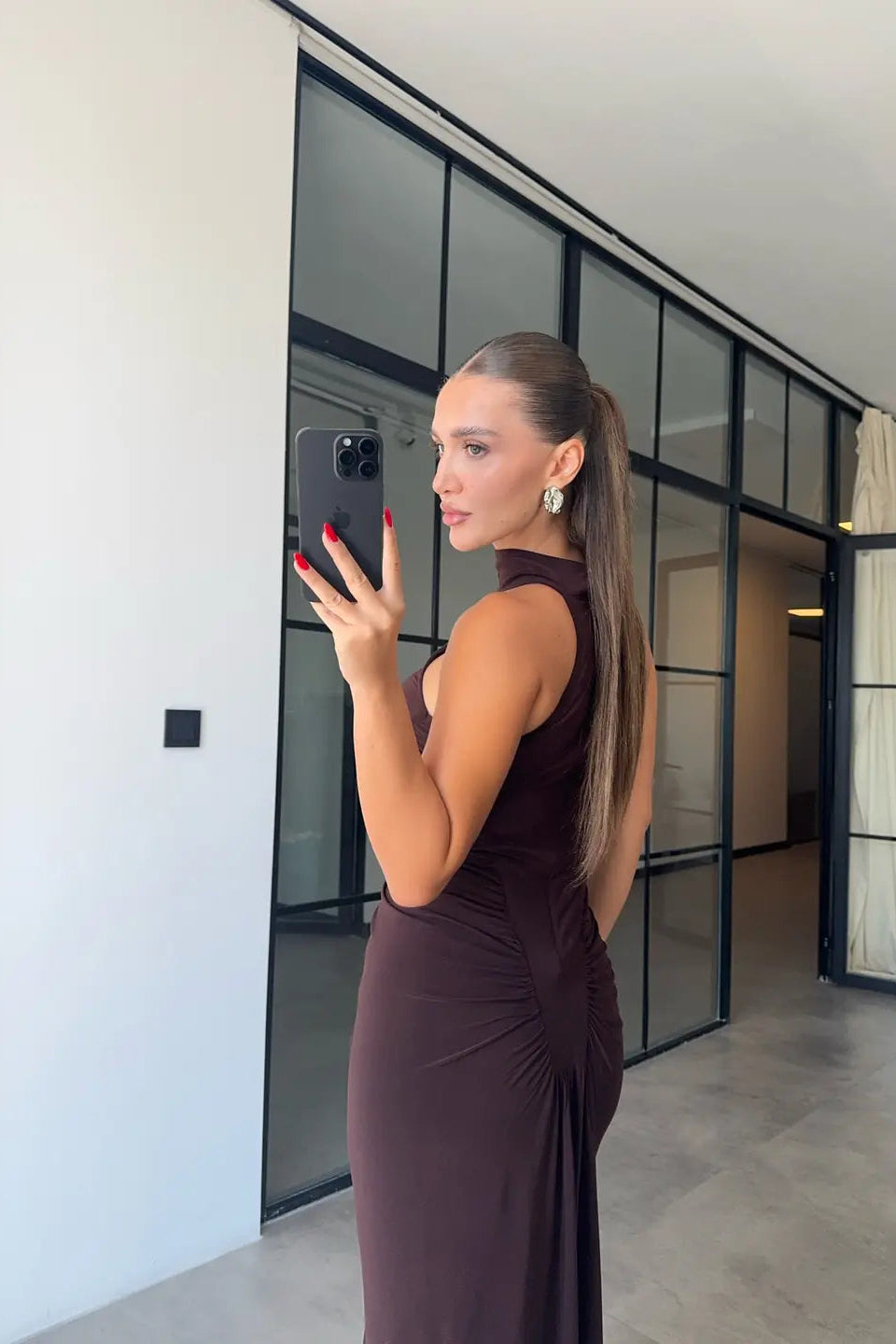 Vestito maxi con drappeggio e dettagli a bottoni