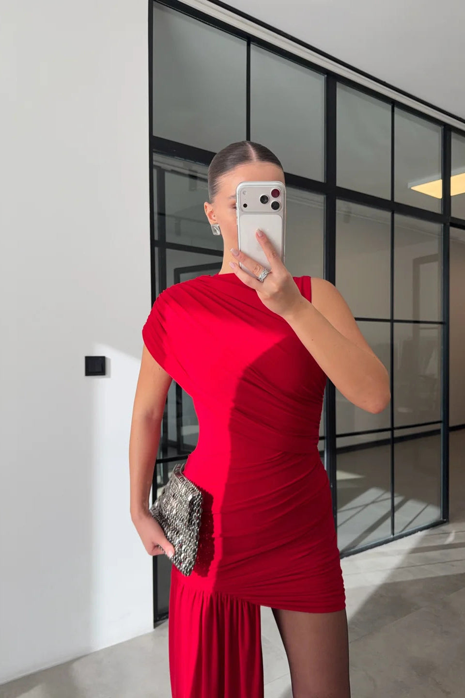 Vestido asimétrico drapeado con cinturón