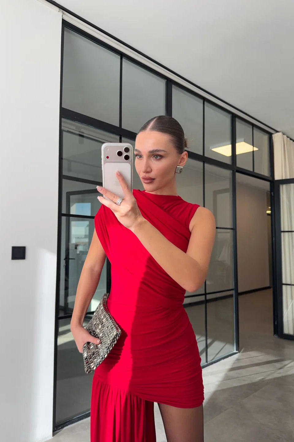 Vestido asimétrico drapeado con cinturón