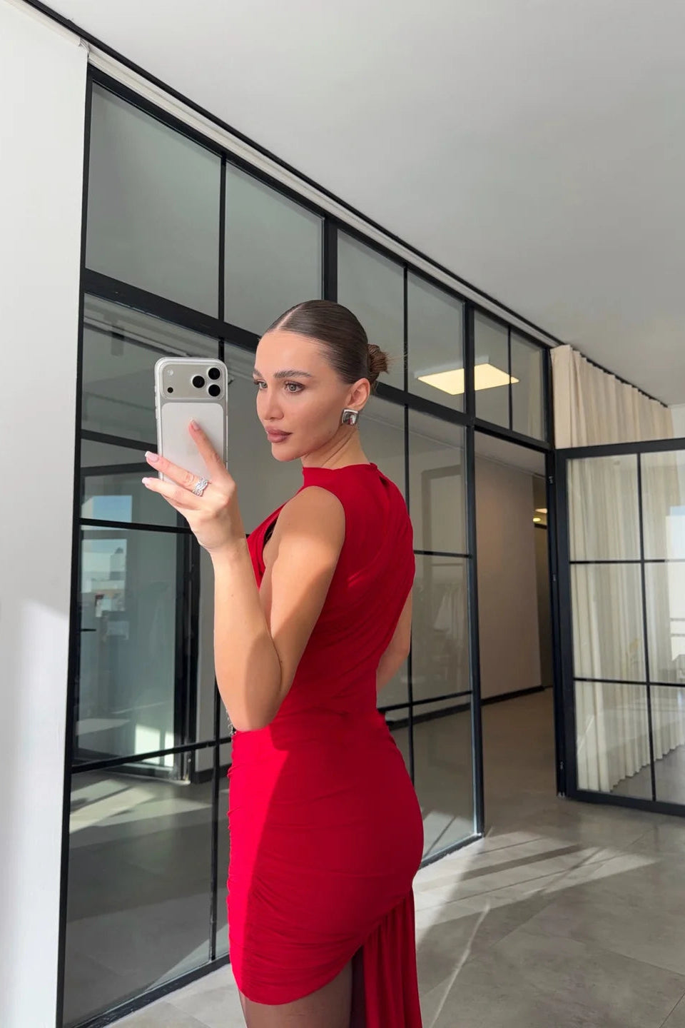 Vestido asimétrico drapeado con cinturón