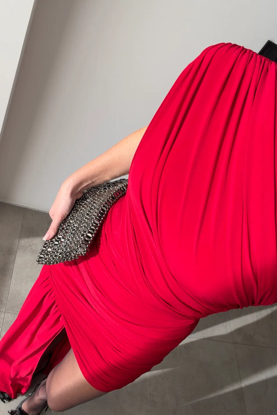 Vestido asimétrico drapeado con cinturón