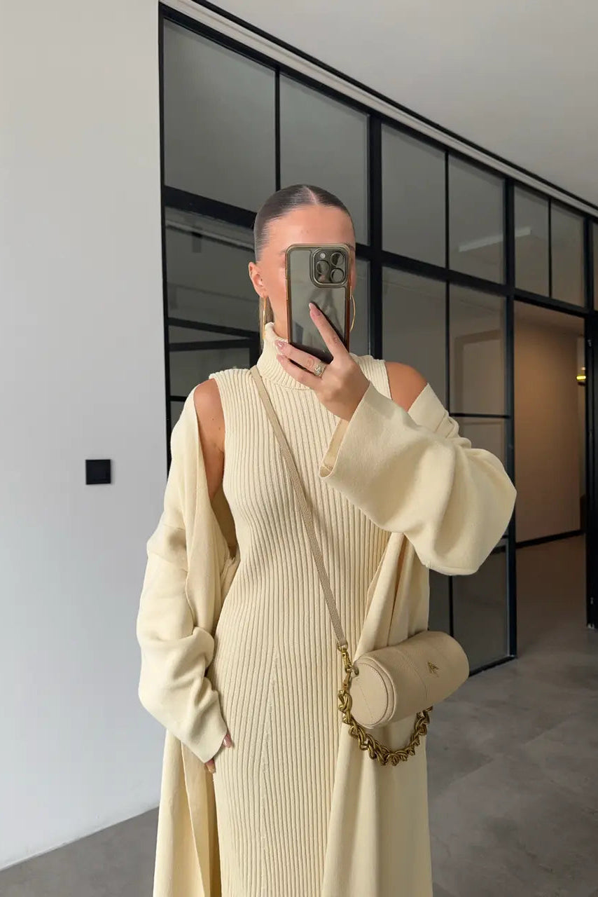 Conjunto de punto con vestido de cuello alto y cárdigan