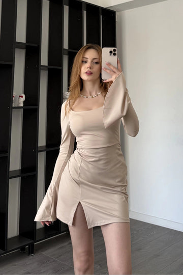 Abito con maniche a tromba e retro con lacci