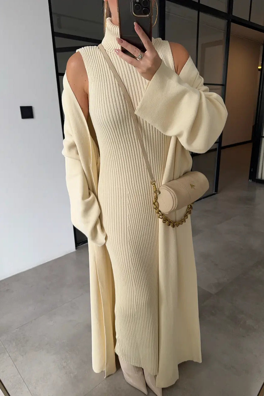 Conjunto de punto con vestido de cuello alto y cárdigan