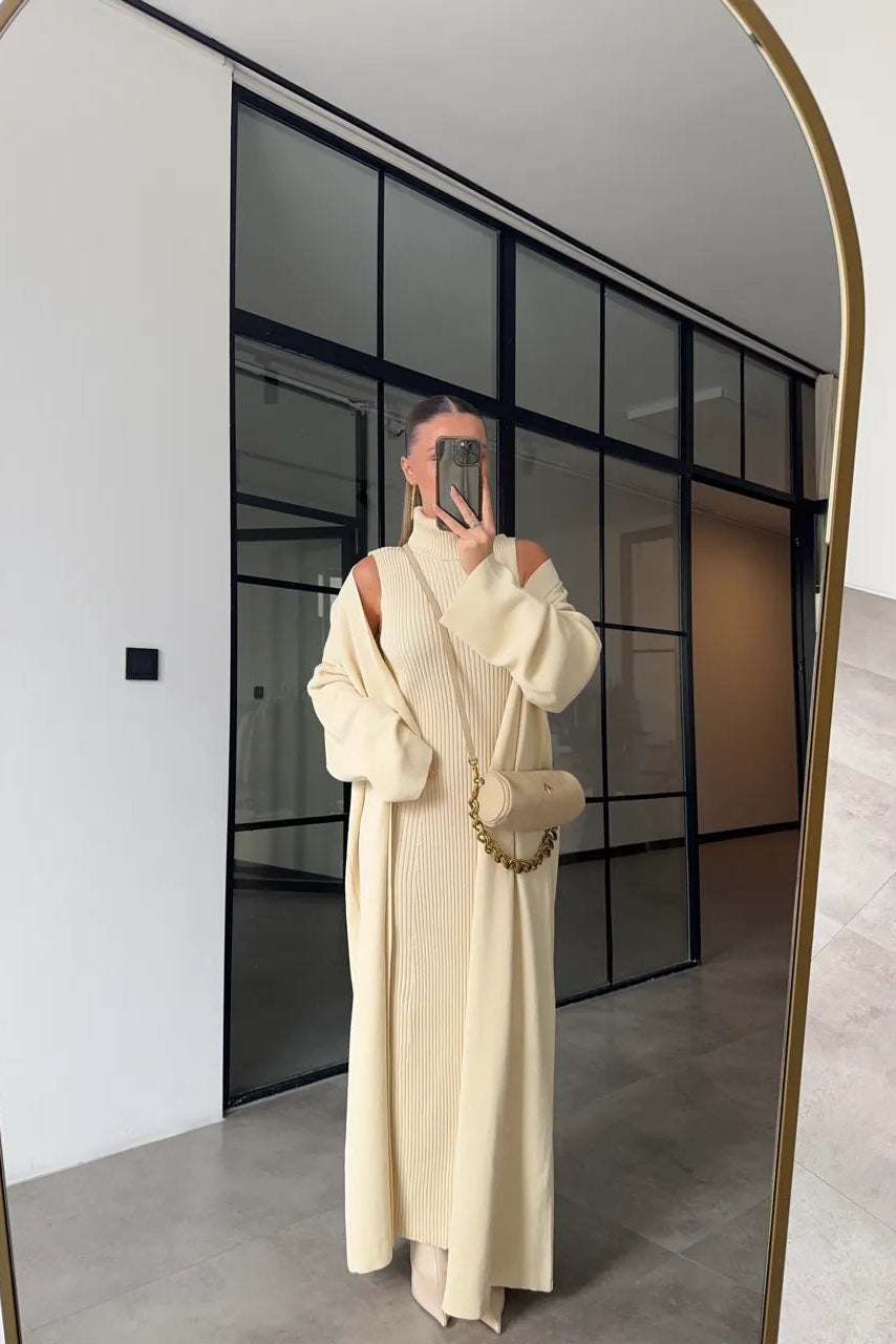 Conjunto de punto con vestido de cuello alto y cárdigan