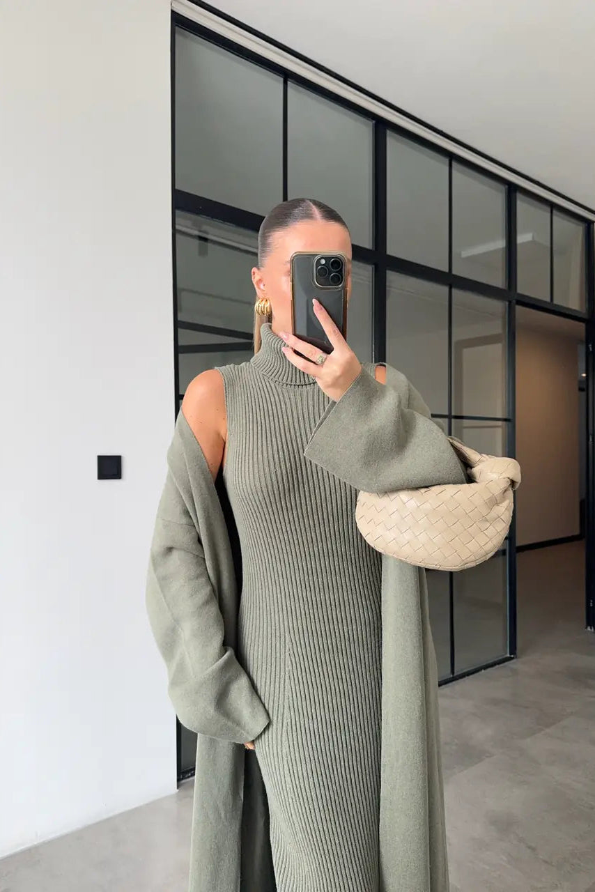 Conjunto de punto con vestido de cuello alto y cárdigan