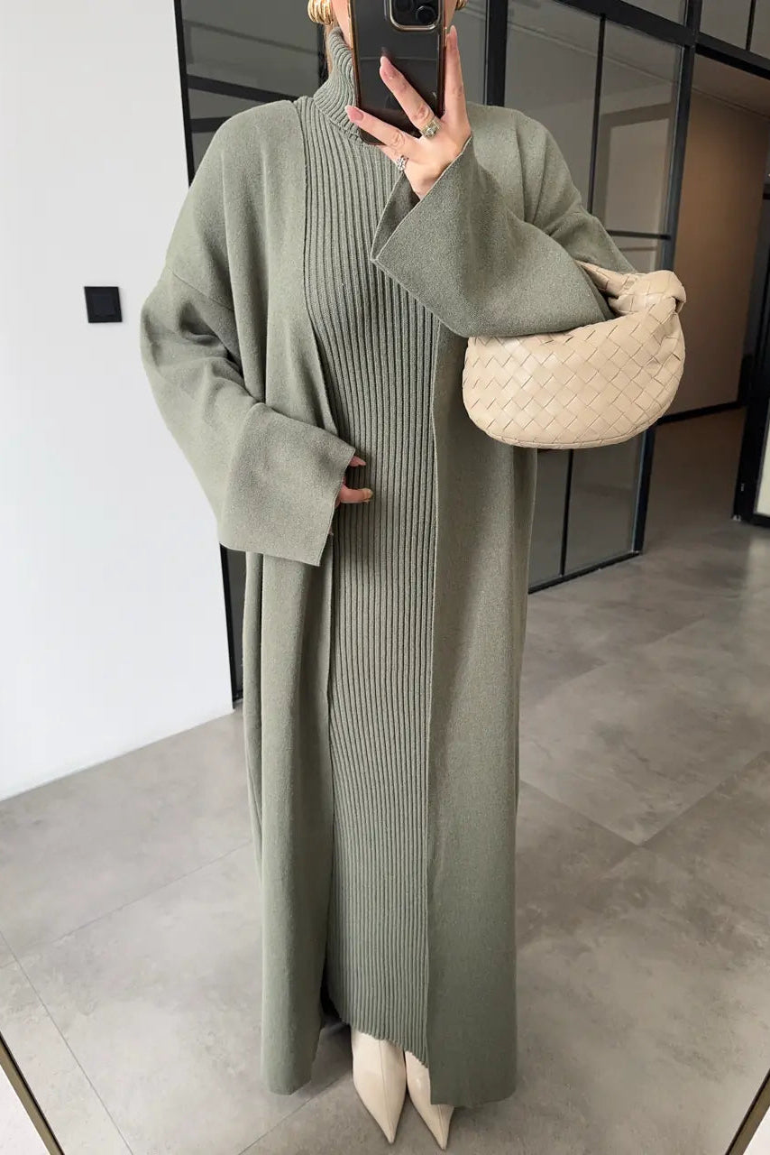 Conjunto de punto con vestido de cuello alto y cárdigan