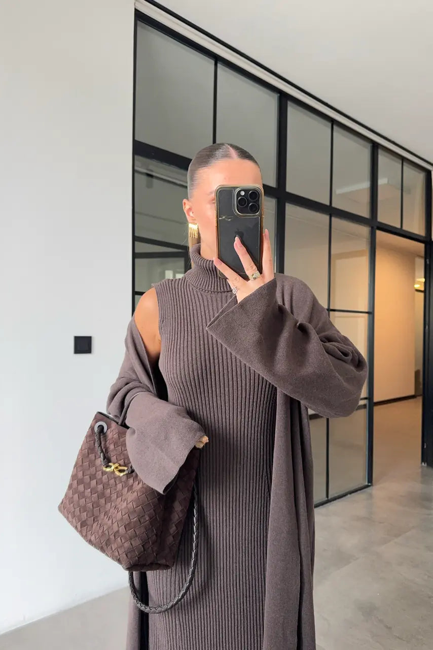 Conjunto de punto con vestido de cuello alto y cárdigan