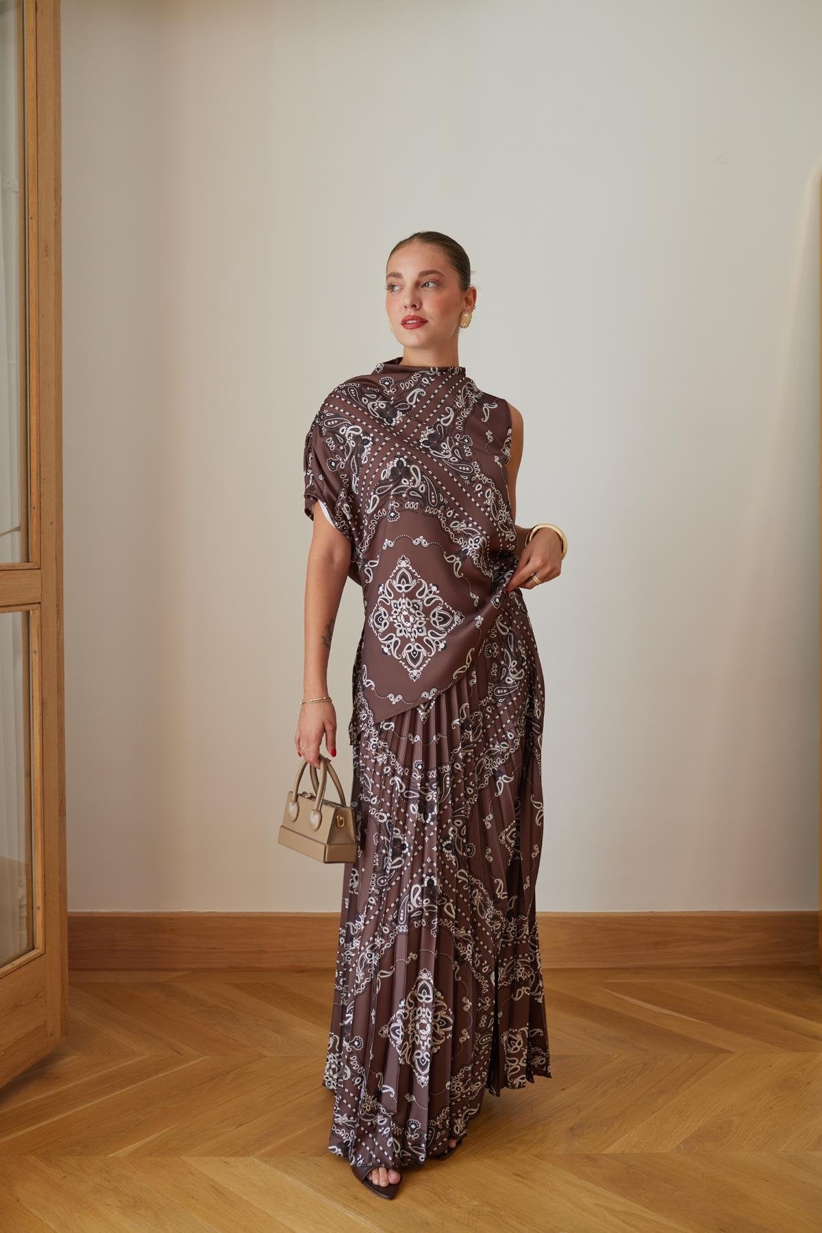 Abito lungo con gonna asimmetrica e fantasia