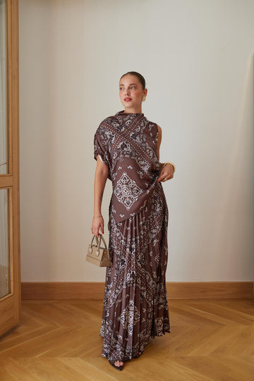 Abito lungo con gonna asimmetrica e fantasia