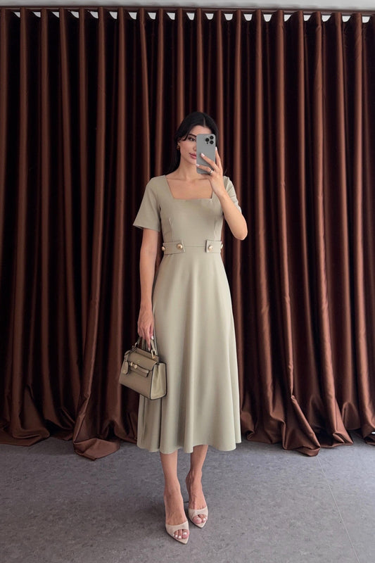 Vestito con scollo quadrato e dettagli con bottoni