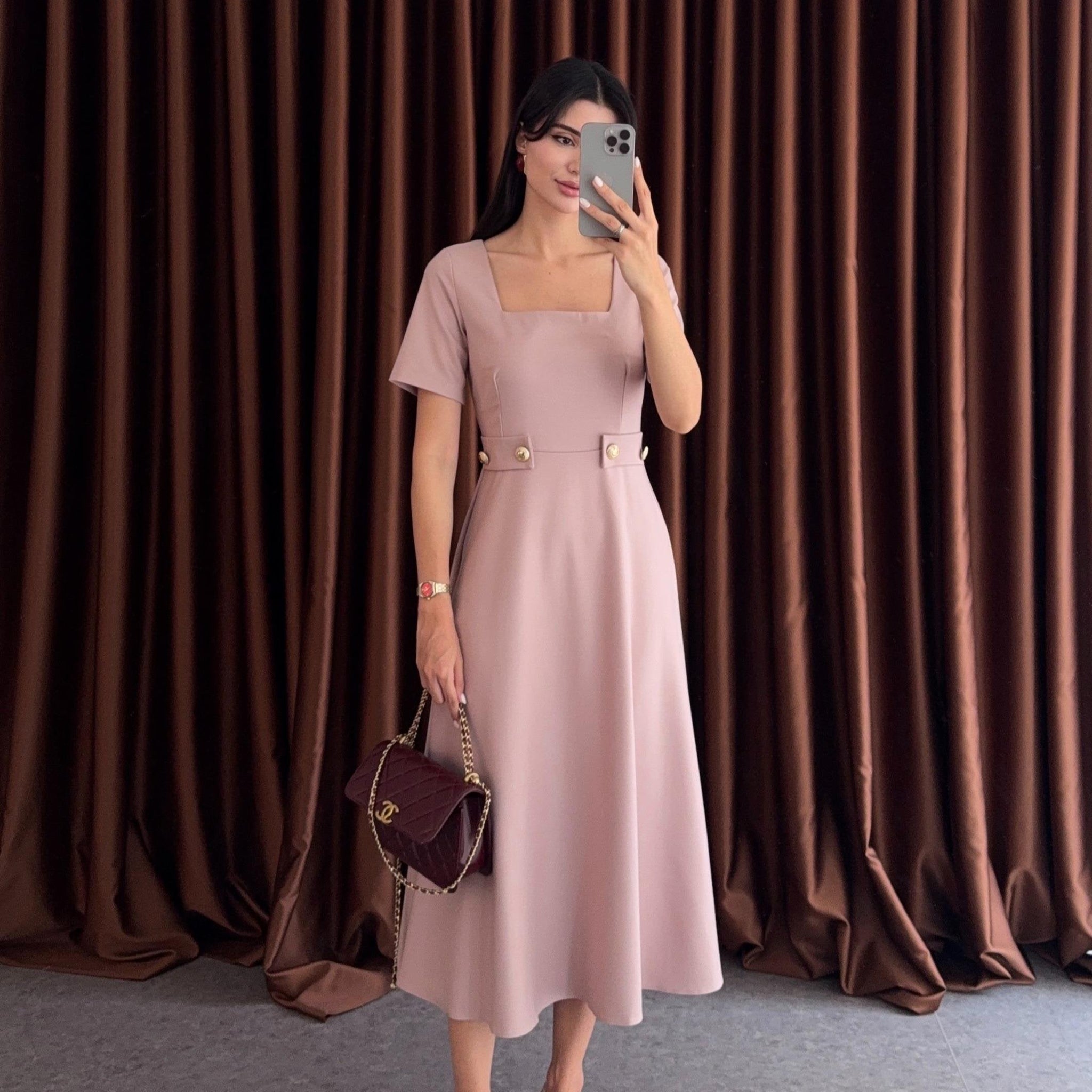 Vestito con scollo quadrato e dettagli con bottoni