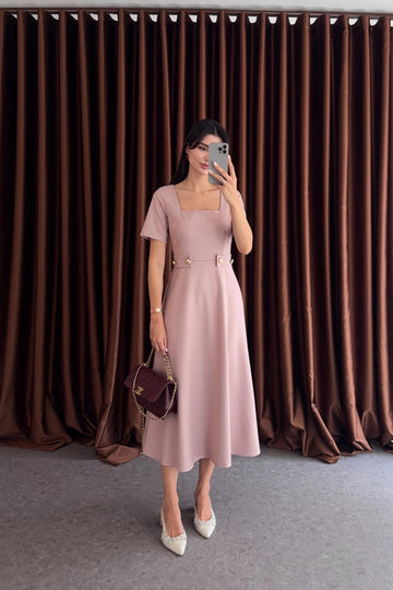 Vestito con scollo quadrato e dettagli con bottoni