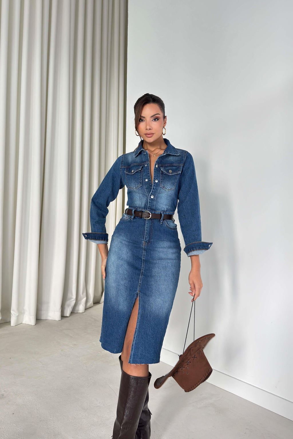 Abito in denim con colletto a bottoni e spacco