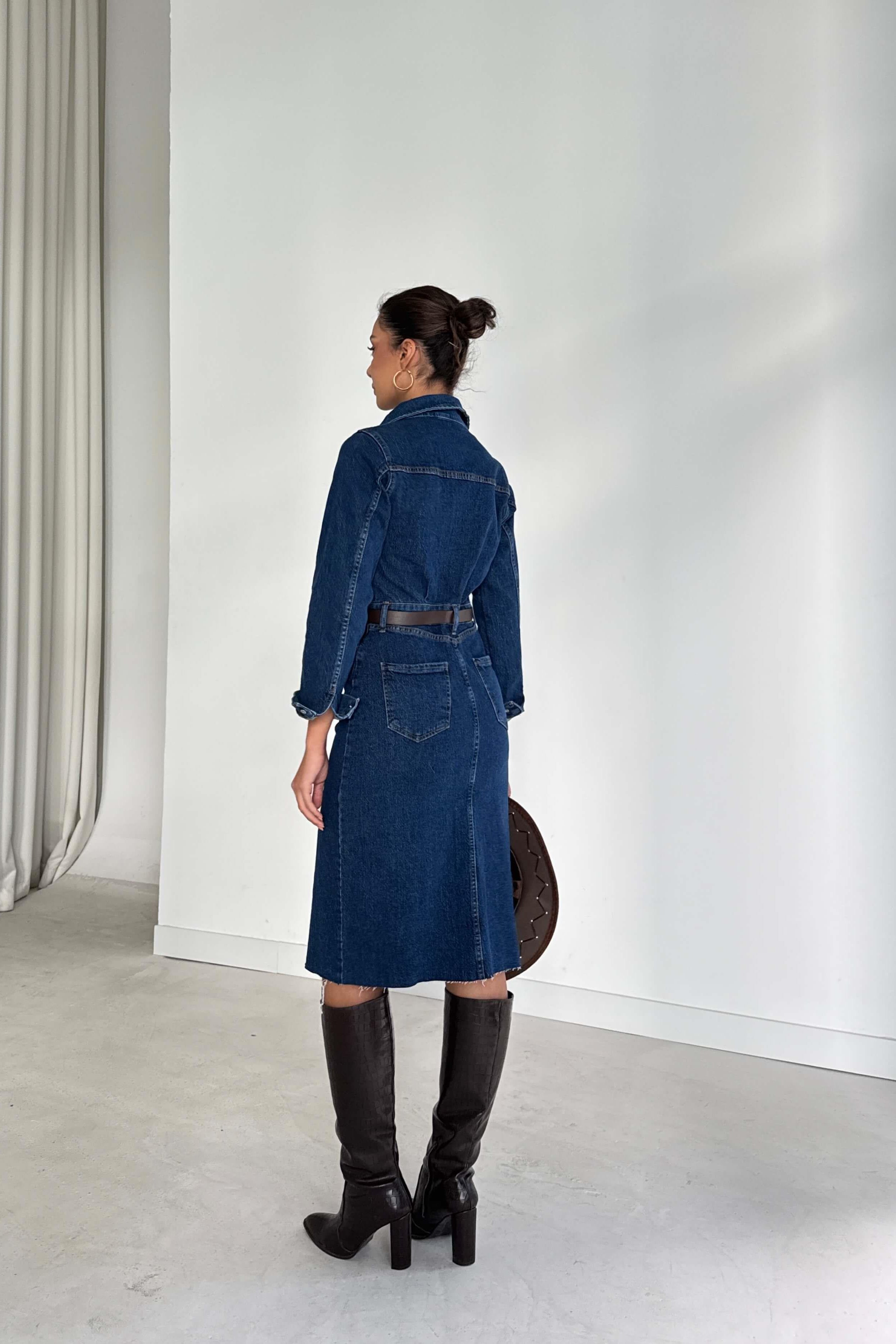 Abito in denim con colletto a bottoni e spacco