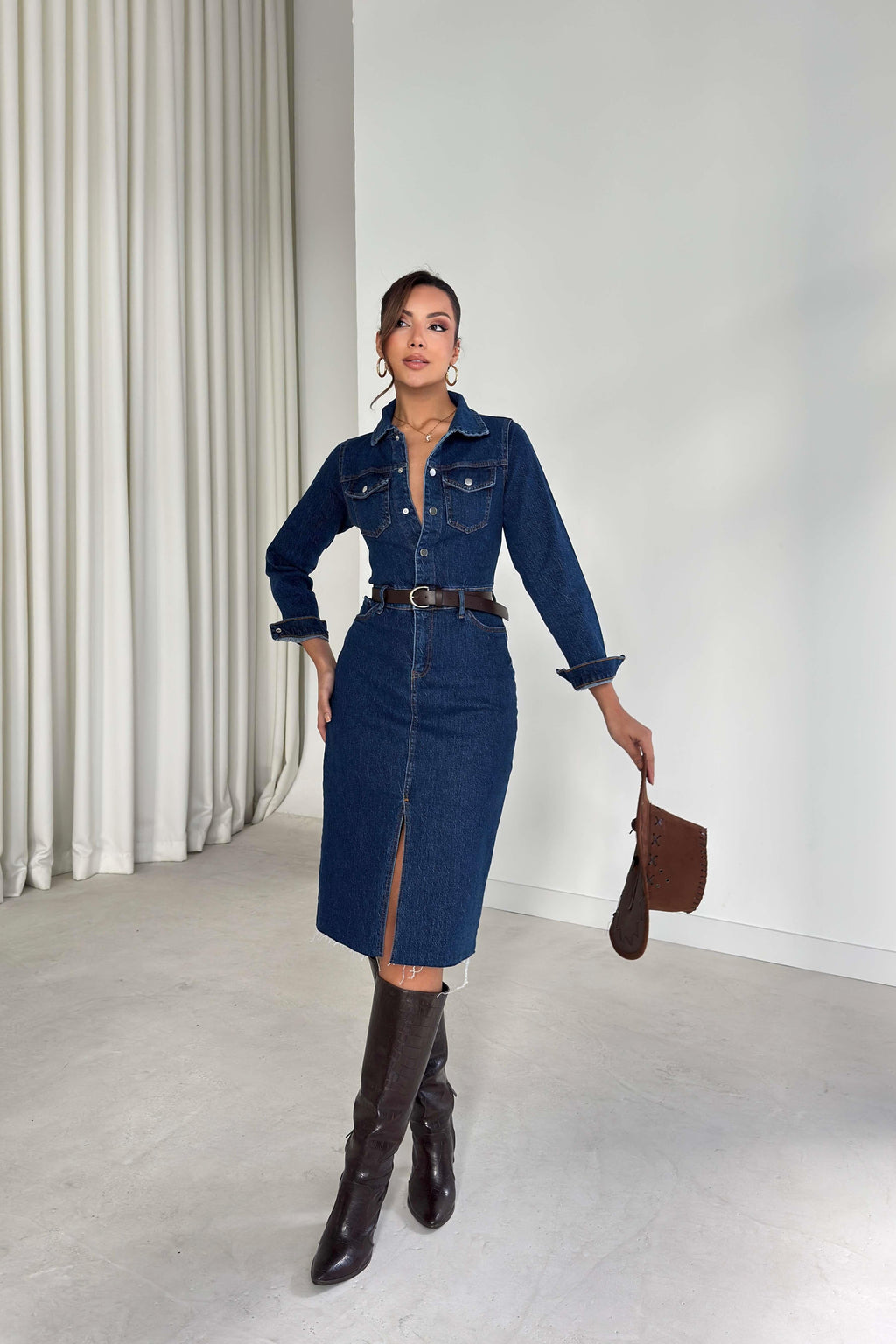 Abito in denim con colletto a bottoni e spacco