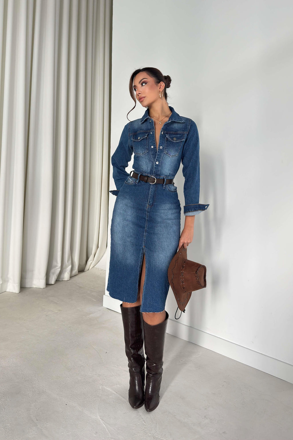 Abito in denim con colletto a bottoni e spacco