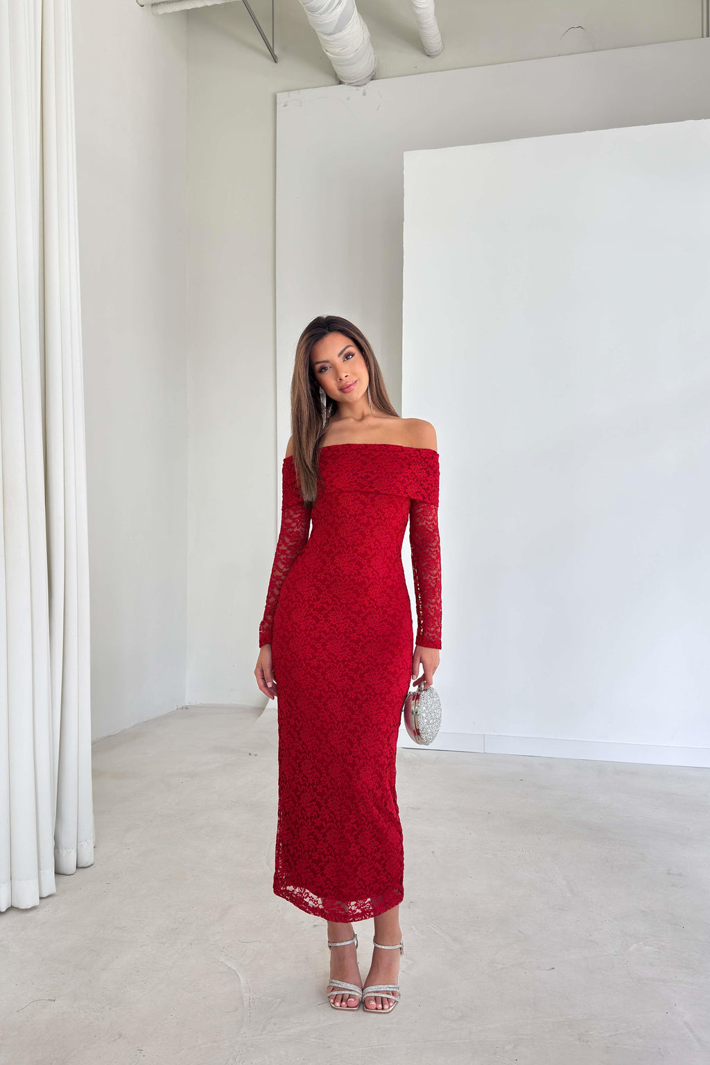 Vestito con scollo bardot in pizzo con fodera