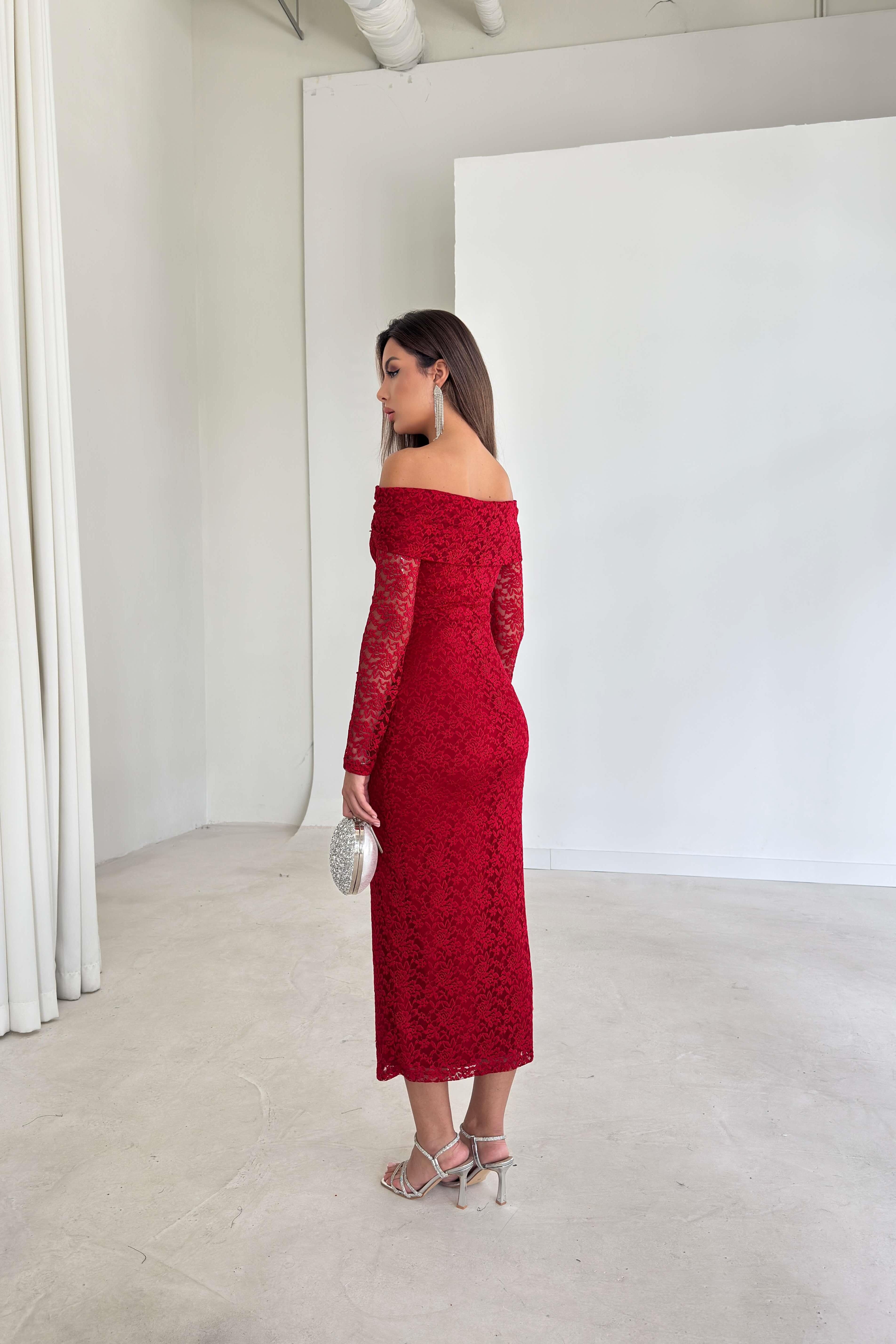 Vestito con scollo bardot in pizzo con fodera